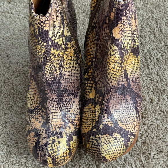 Jeffrey Campbell Size 8 Snakeskin Cutout Wedges - Picture 5 of 8